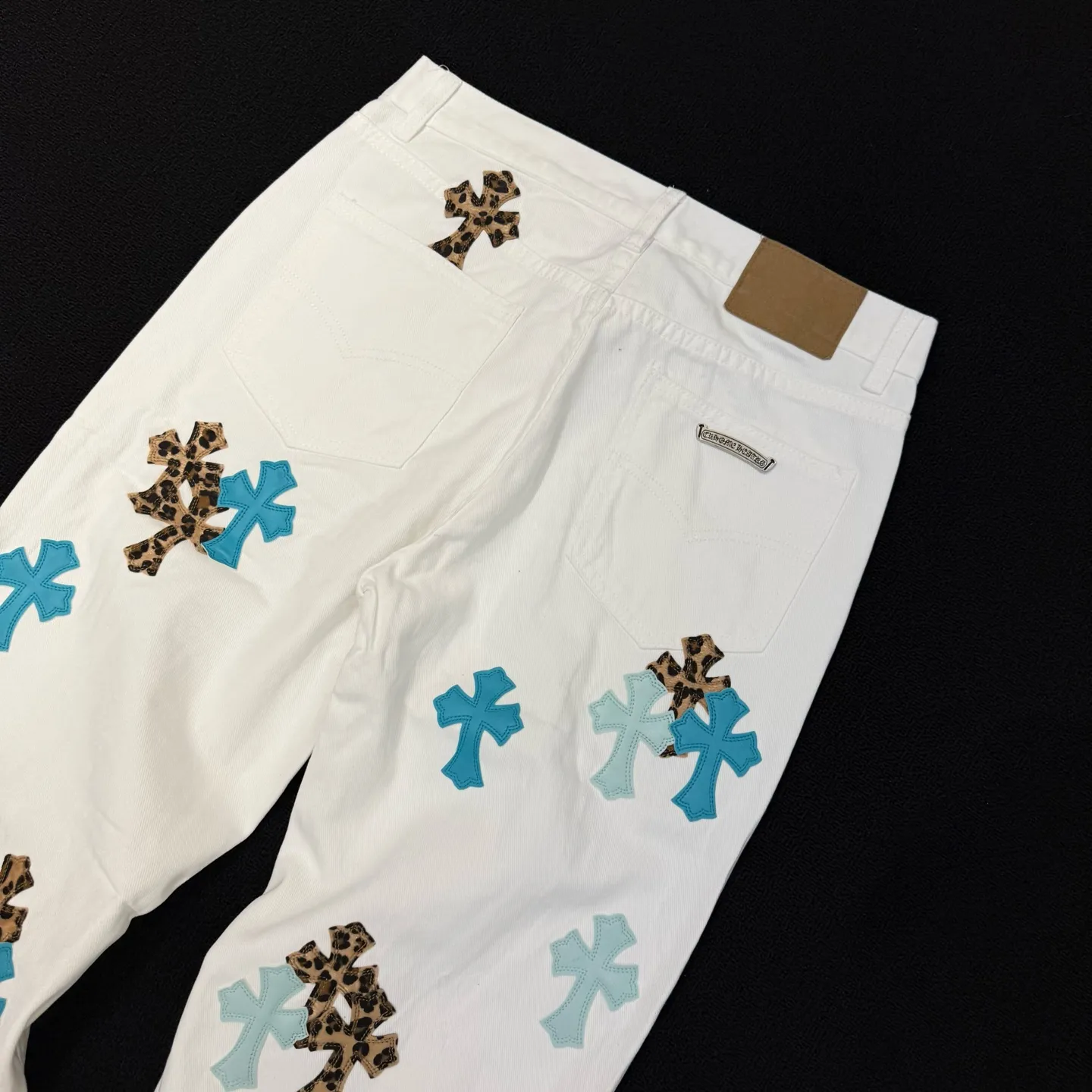 P250 Style number: D365 Chrome Hearts blue leopard print color-blocked leather jeans Size: 28-34 corresponding to S-XL Color: White Size: S-XL (corresponding to 28 30 32 34) 28 30 32 34 Size S M L XL Pants length 101 102 103 104 Hips 110 114 118 122 Waist circumference 86 90 94 98 (There is an error of 1~3cm due to manual measurement)